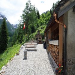 Cabane-de-la-Lechere