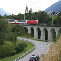 Matterhorn-Gotthard-Bahn-Glacier-Expres2-Disentis-Mustr-MGB---De-HGe-4-4-II-101-mit-der-GLACIER-EXPRESS-